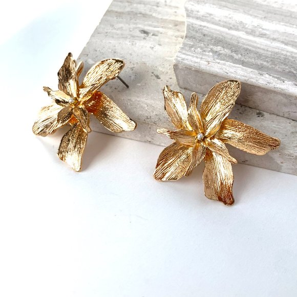 New ~ Anthropologie Pearl Flower Earrings - Picture 2 of 10